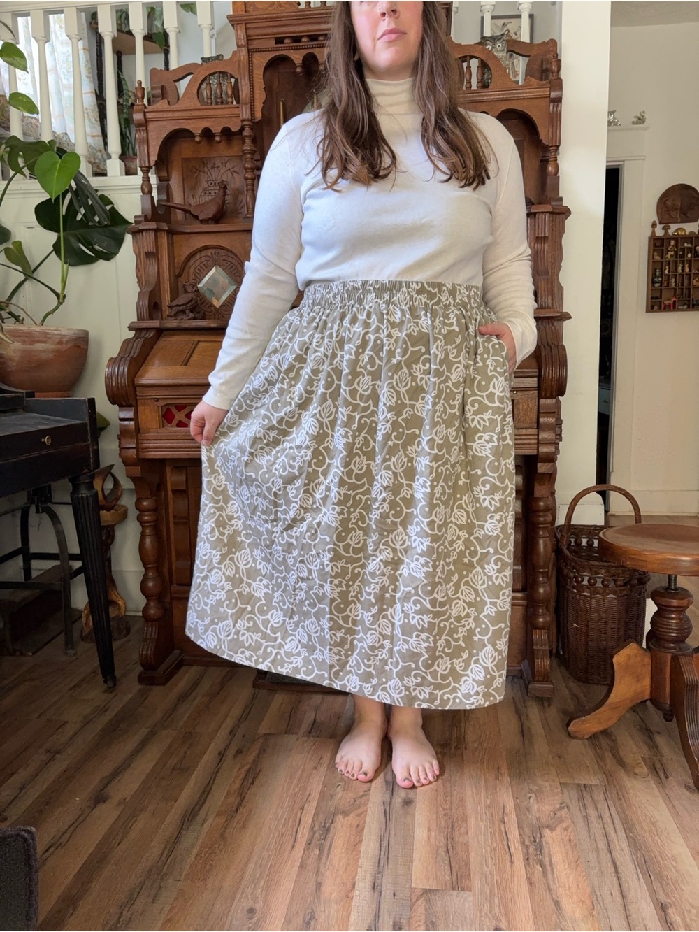 Lovely vintage retro cottagecore twee floral beige and cream midi skirt
